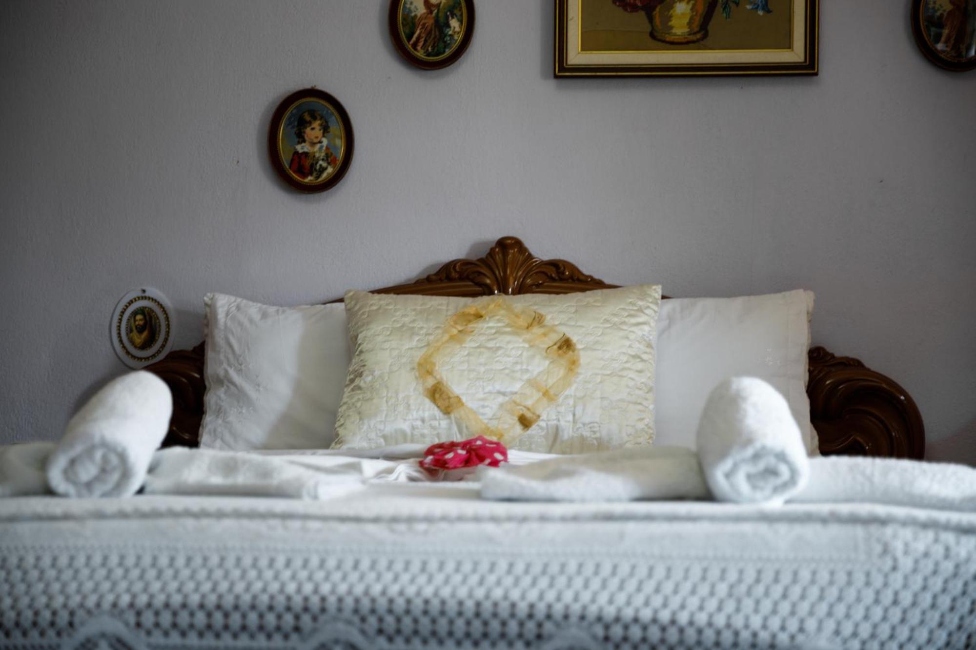 Leka Guesthouse จีโรคาสเตอร์ ภายนอก รูปภาพ