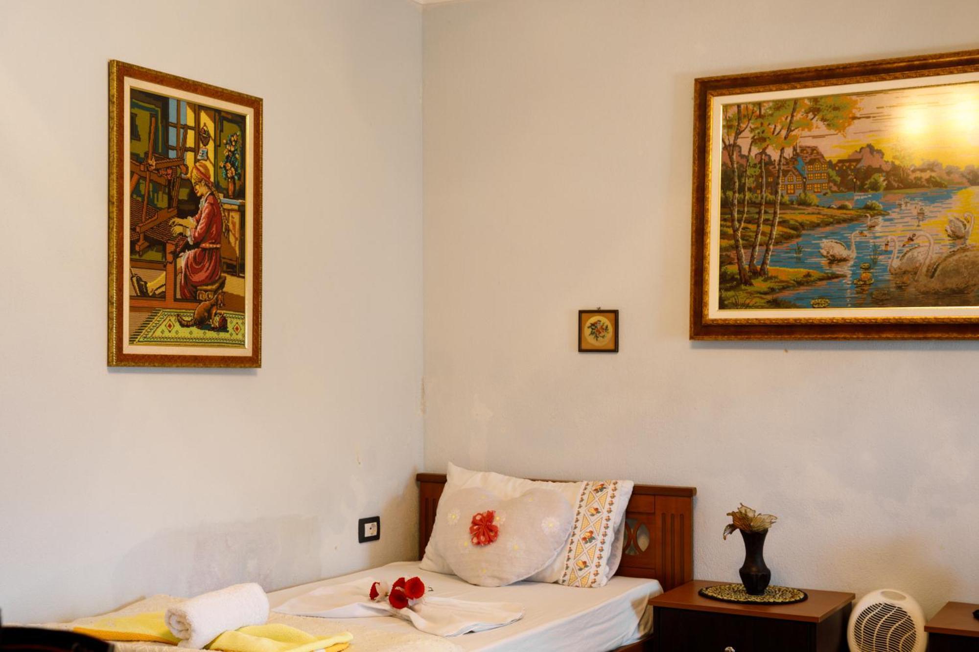 Leka Guesthouse จีโรคาสเตอร์ ภายนอก รูปภาพ