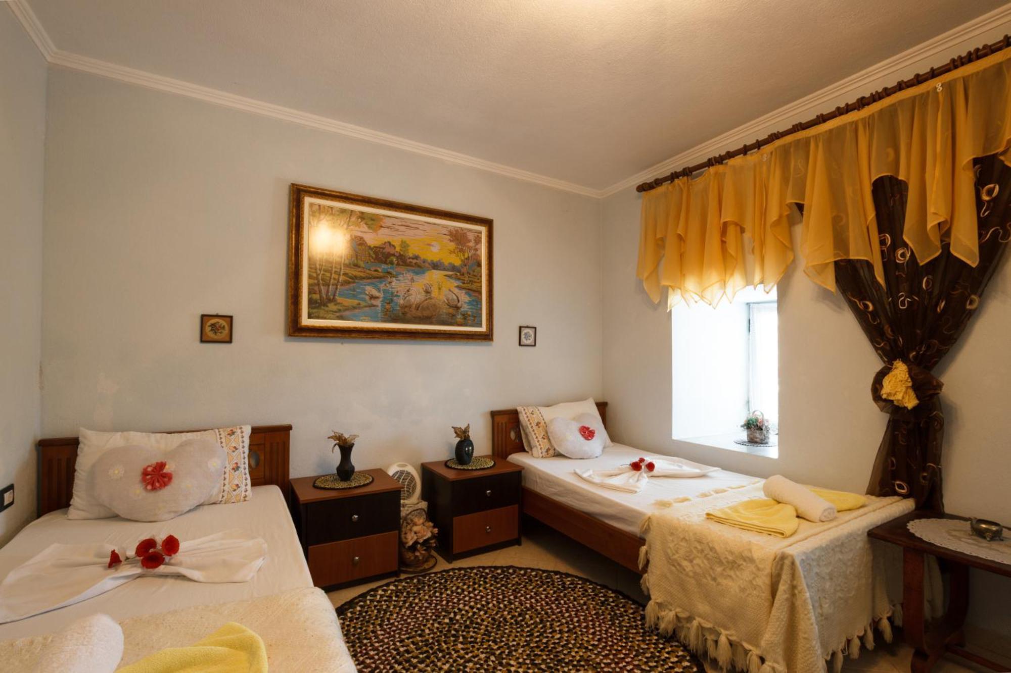 Leka Guesthouse จีโรคาสเตอร์ ภายนอก รูปภาพ